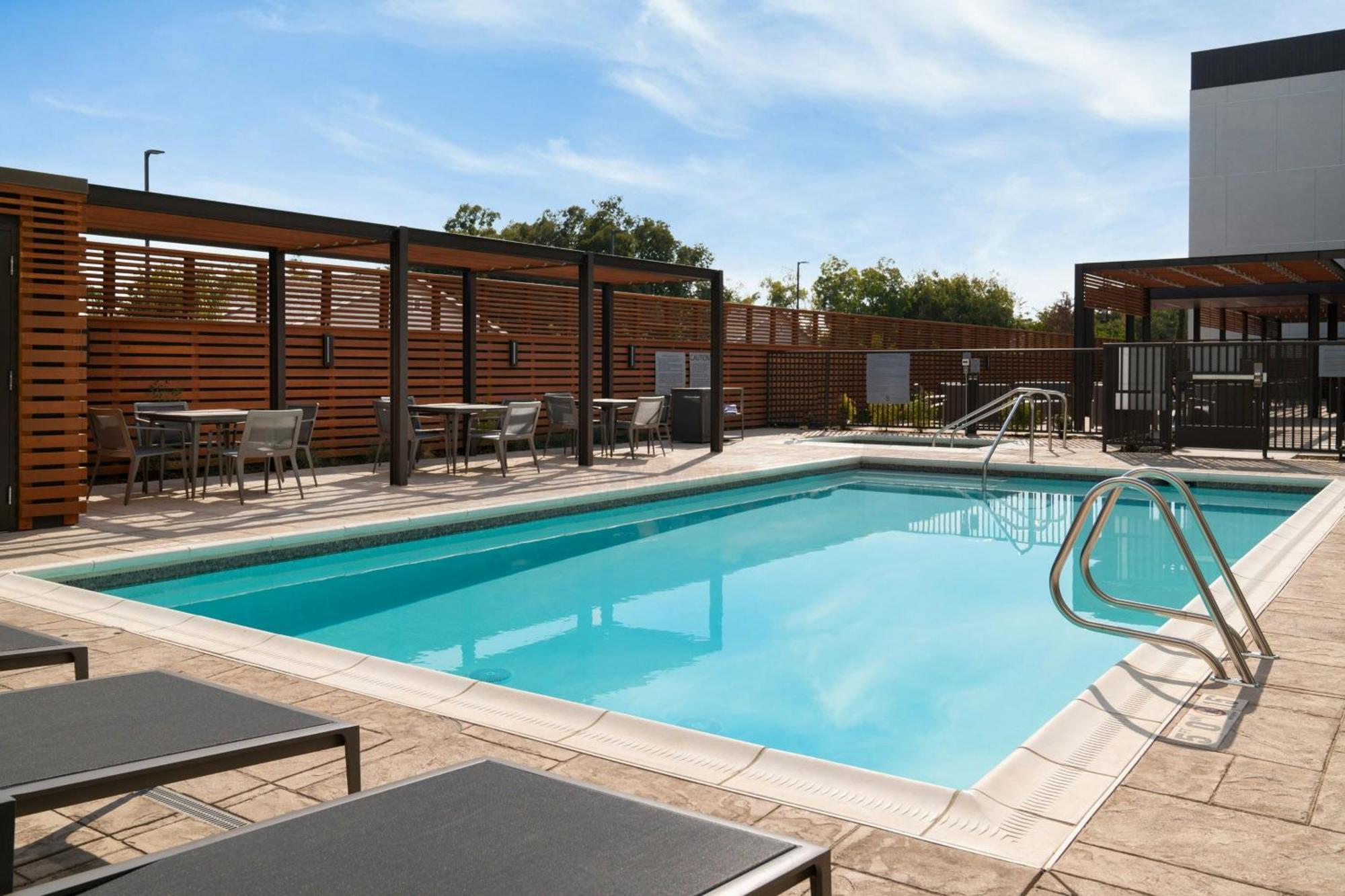 Courtyard By Marriott Fresno Clovis Hotel Exterior foto