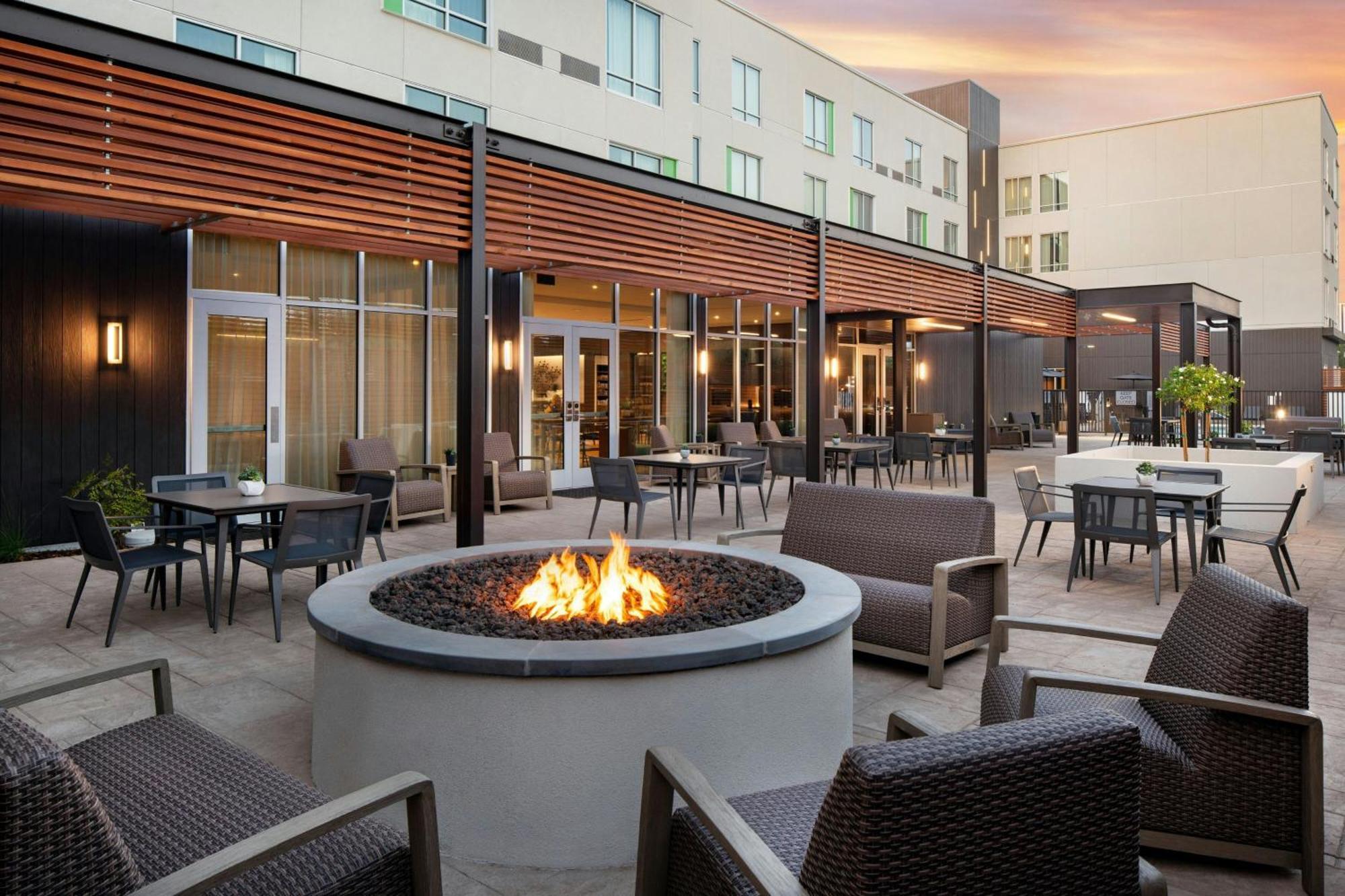 Courtyard By Marriott Fresno Clovis Hotel Exterior foto