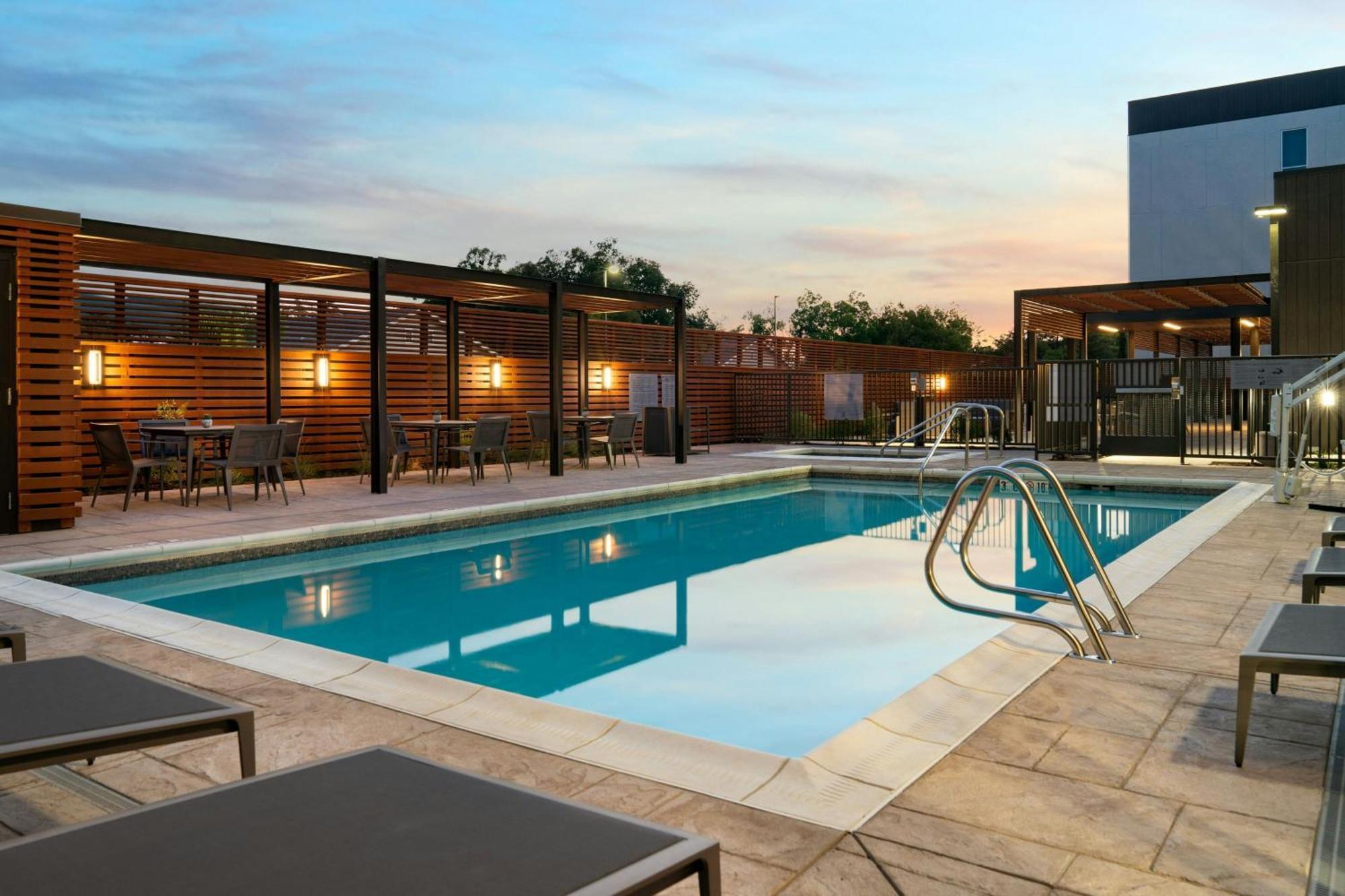 Courtyard By Marriott Fresno Clovis Hotel Exterior foto