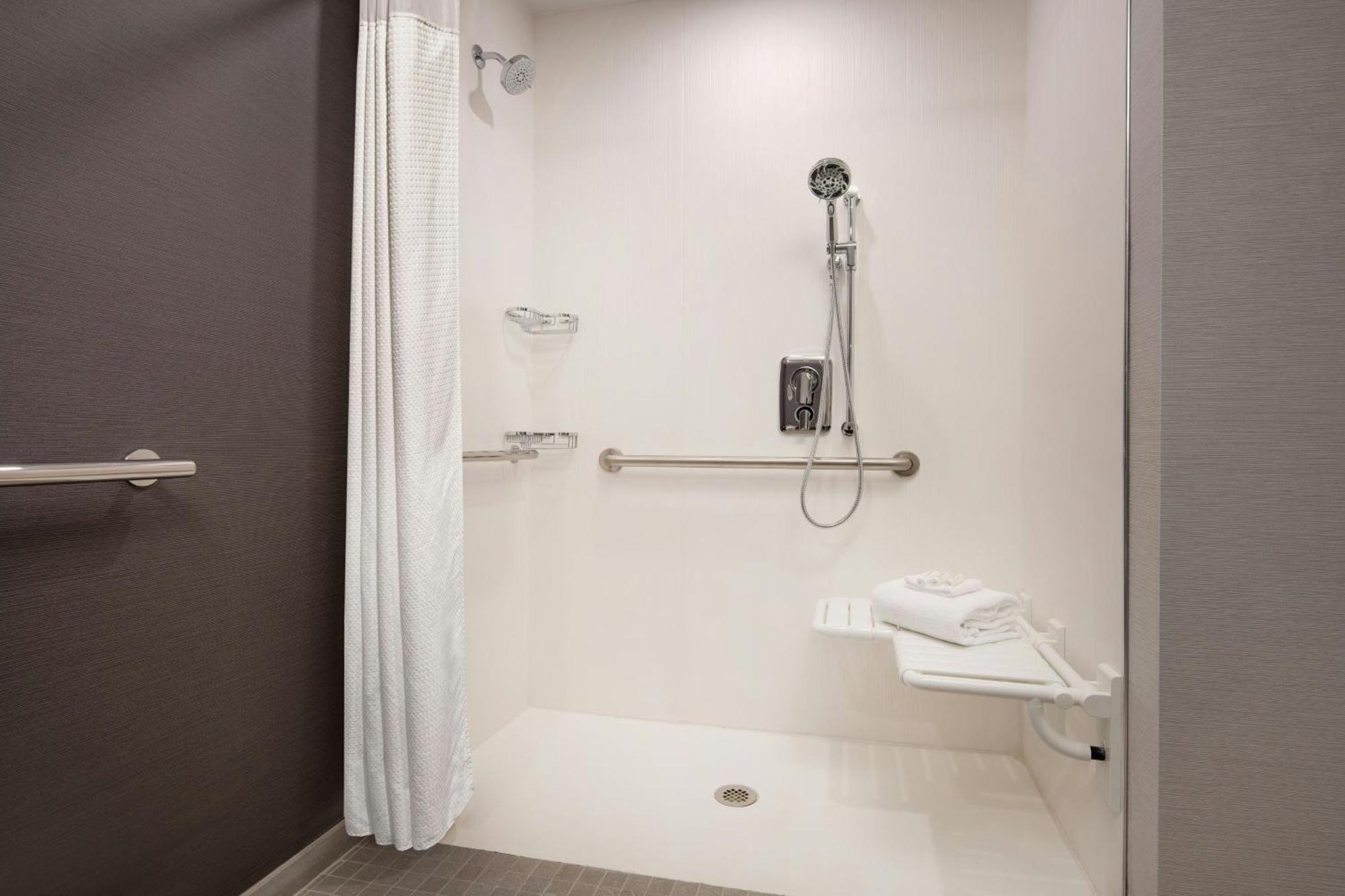 Courtyard By Marriott Fresno Clovis Hotel Exterior foto