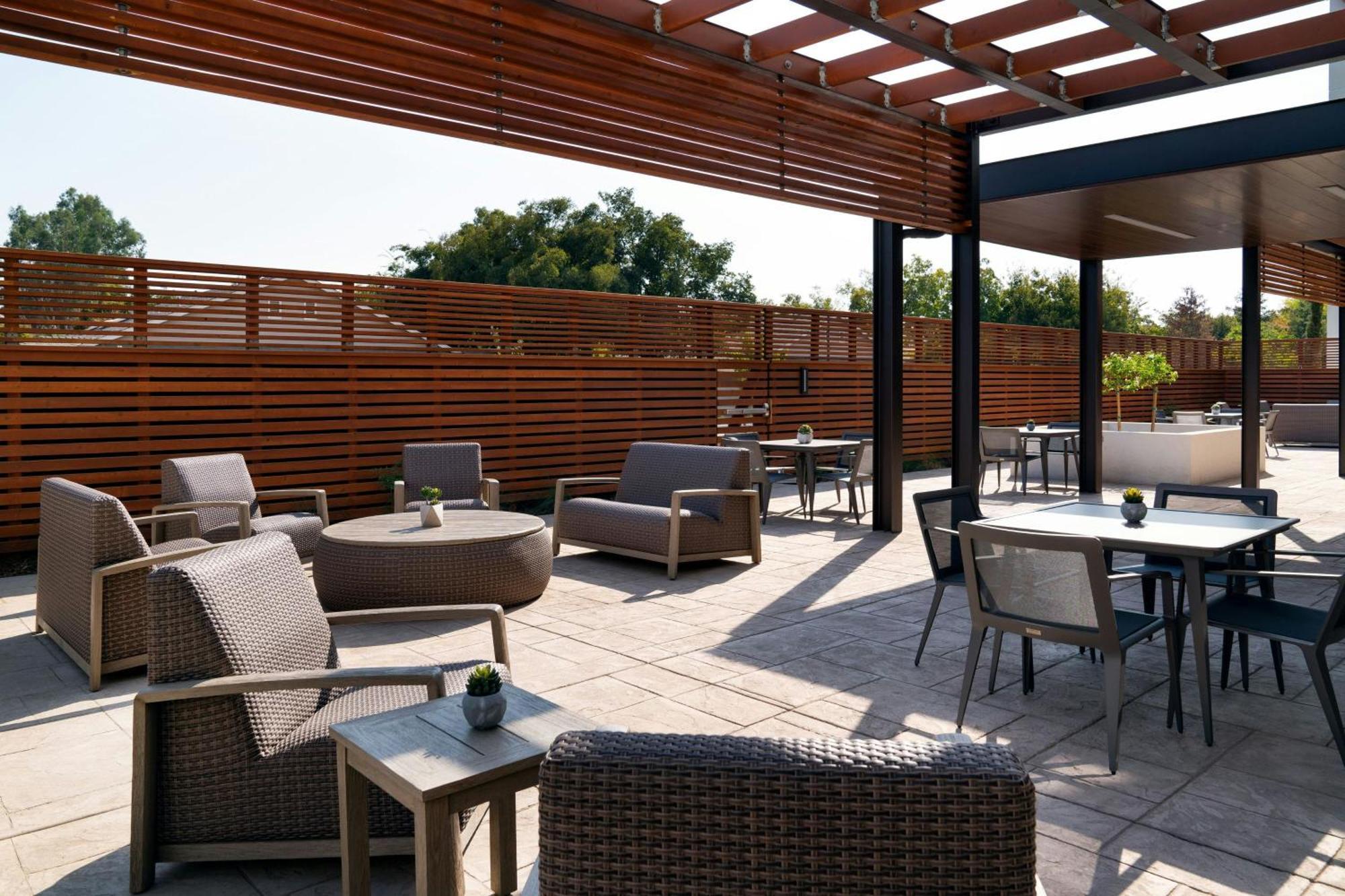Courtyard By Marriott Fresno Clovis Hotel Exterior foto
