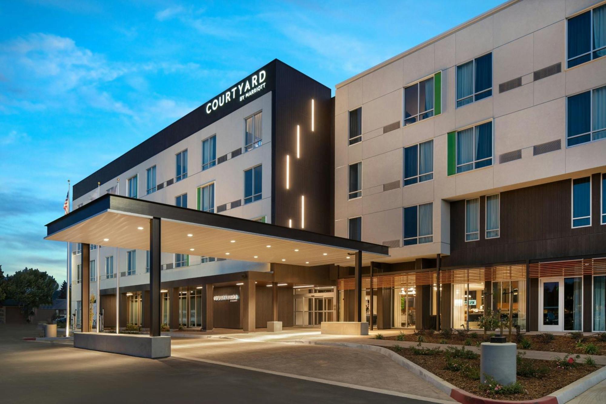 Courtyard By Marriott Fresno Clovis Hotel Exterior foto